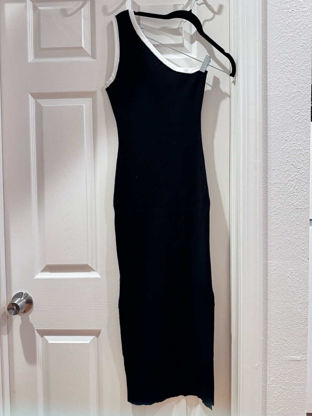 ZESICA / BodyCon One-Shoulder Black Dress with White Trim - SZ MED EUC